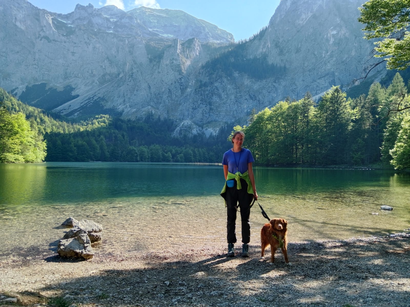 Frau mit Hund am Langbathsee