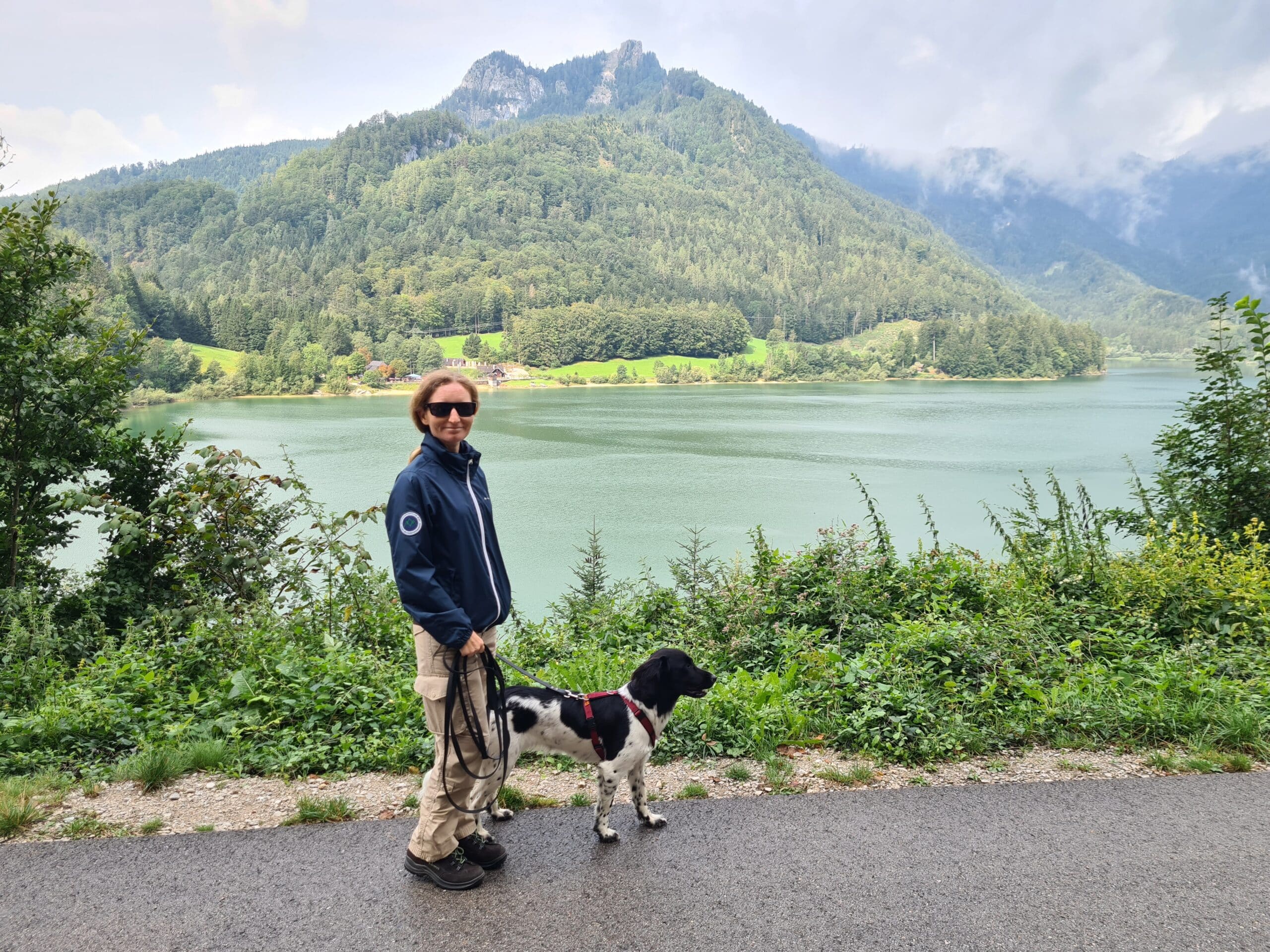 Frau wandert mit Hund am Schwarzensee