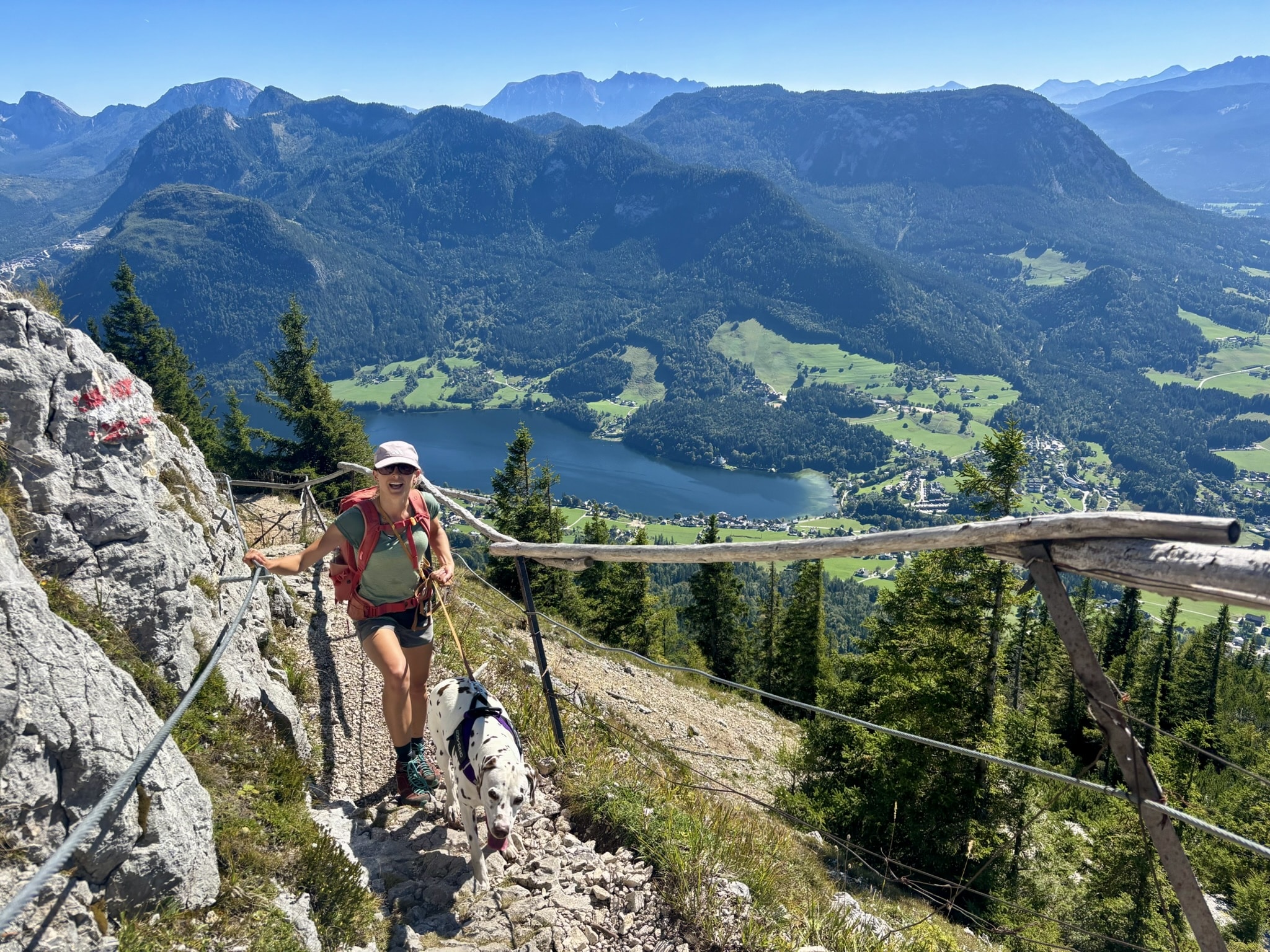 Wandern mit Hund Ahornkogel, Frau mit Hund im felsigen Gelände