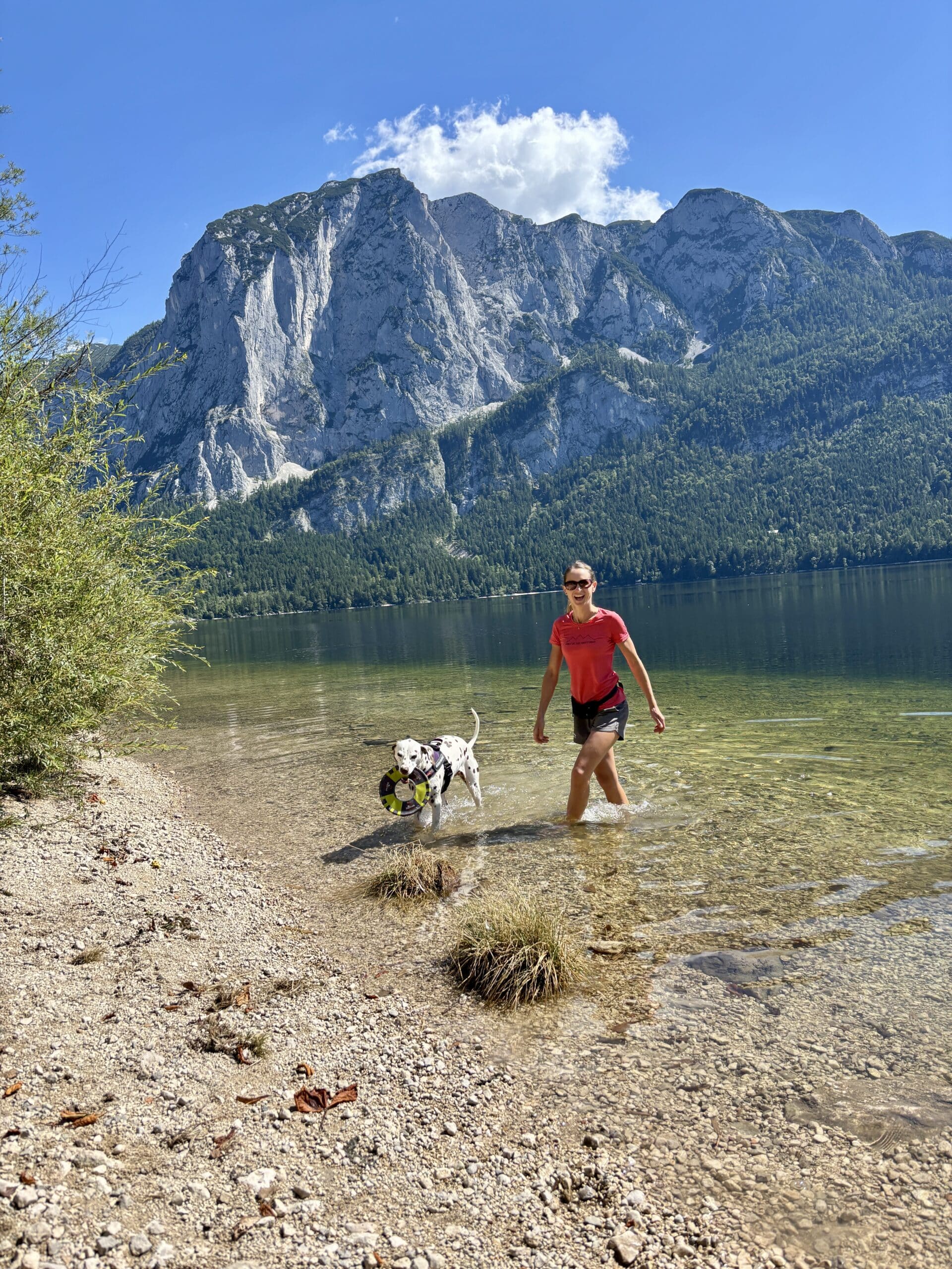 Urlaub mit Hund Ausseerland, Frau spielt mit Hund im Wasser am Altausseer See