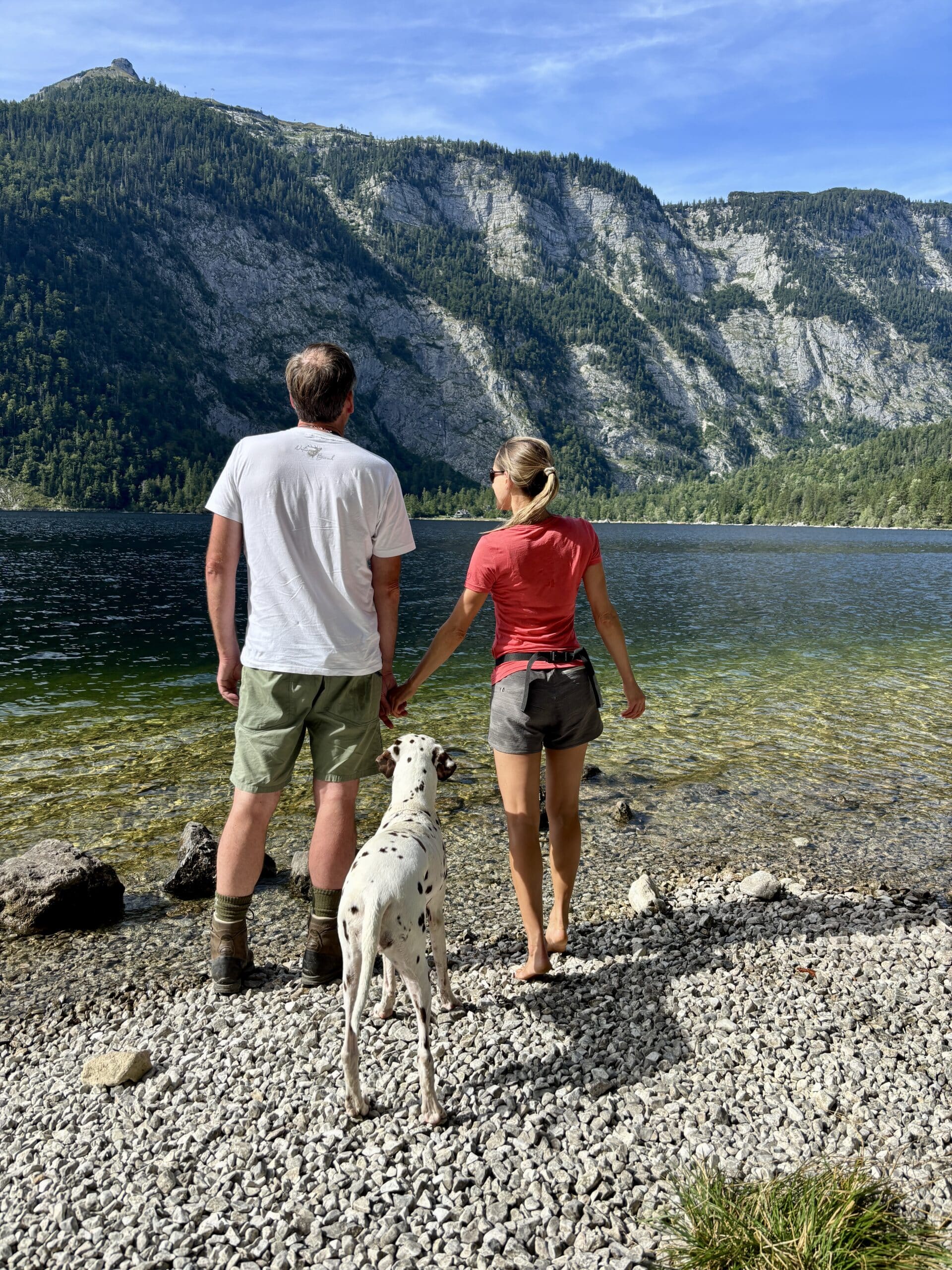 Urlaub mit Hund im Ausseerland, Mann und Frau stehen mit Hund am Ufer Altausseer See