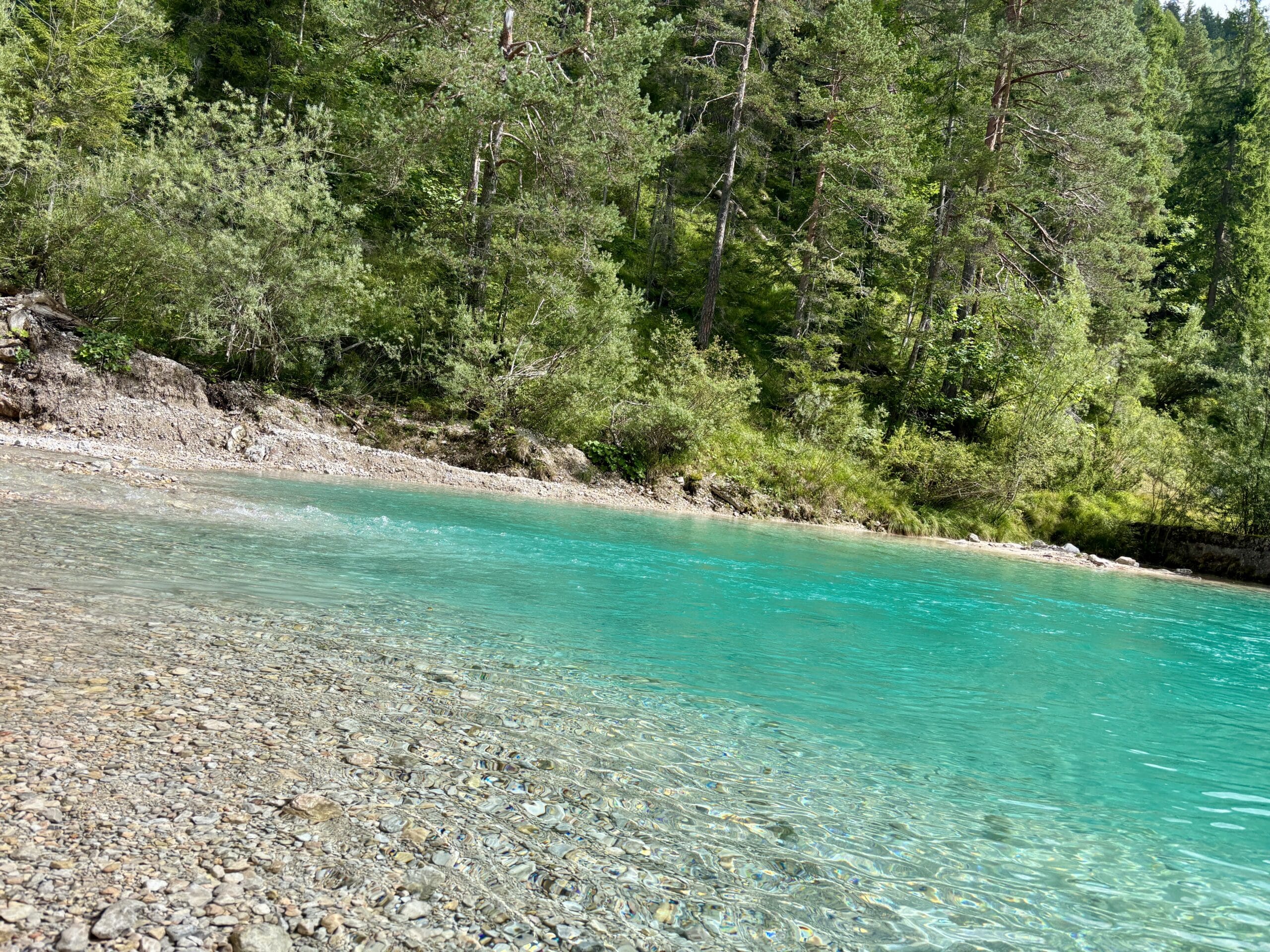 Türkisblaues Wasserbecken am Eingang Silberkarklamm