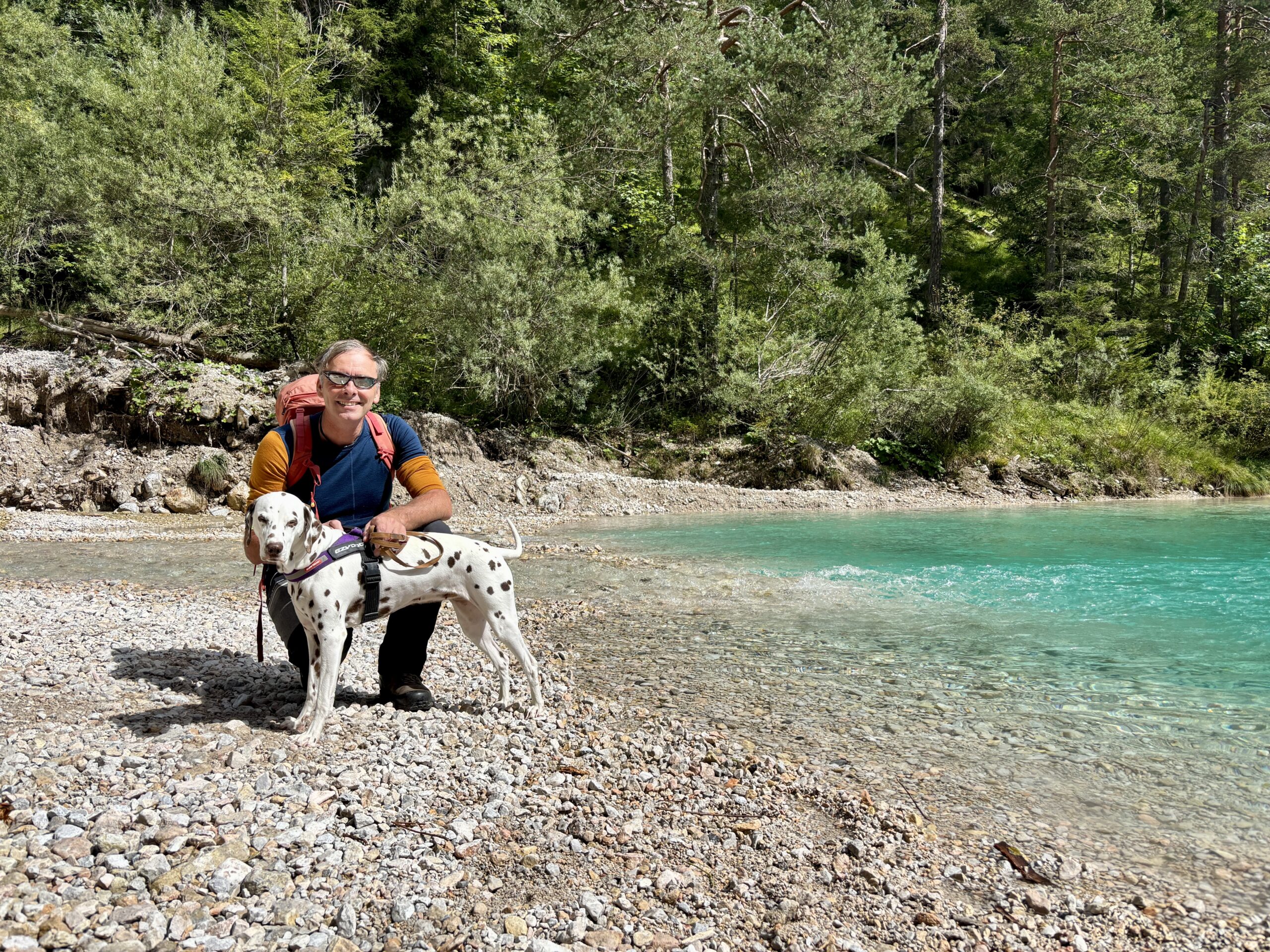 Mann mit Hund in der Schotterbucht Eingang Silberkarklamm Ramsau