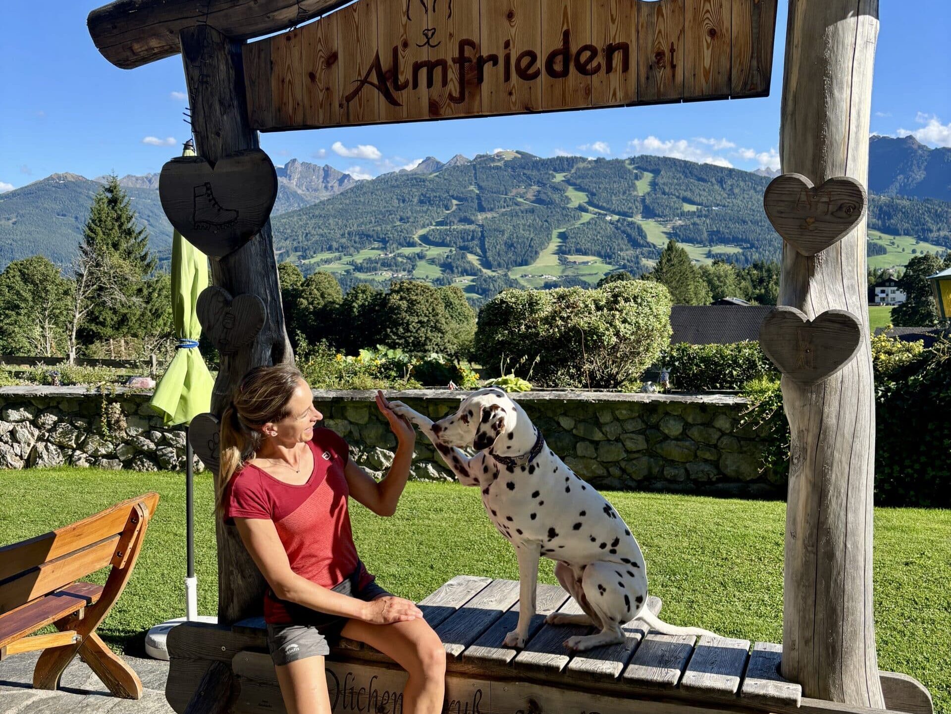 Frau mit Hund Hundehotel Almfrieden Garten