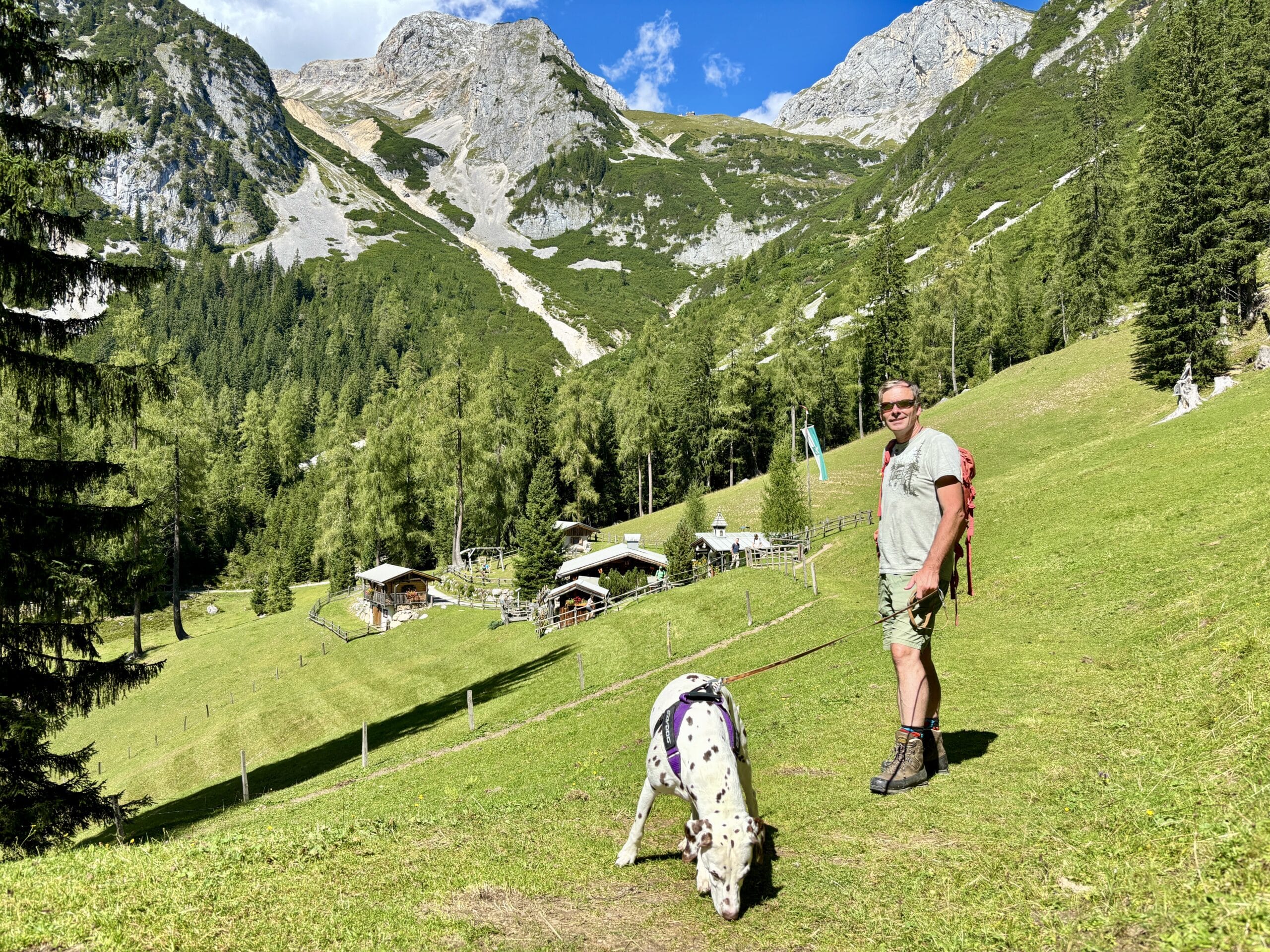 Man beim Wandern mit Hund Lärchbodenalm Ramsau