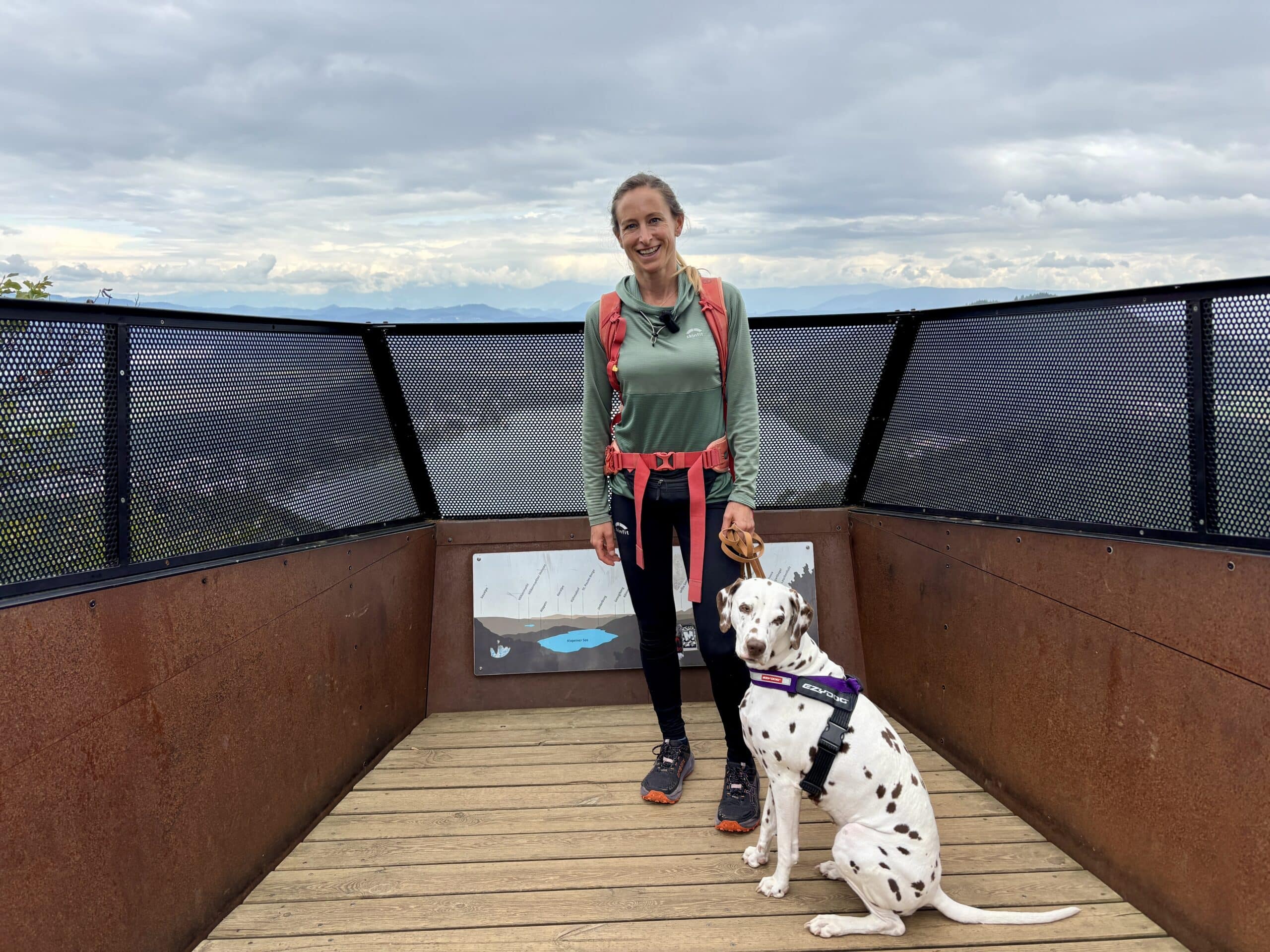Frau mit Dalmatinerhund auf Aussichtsplattform Kitzelberg