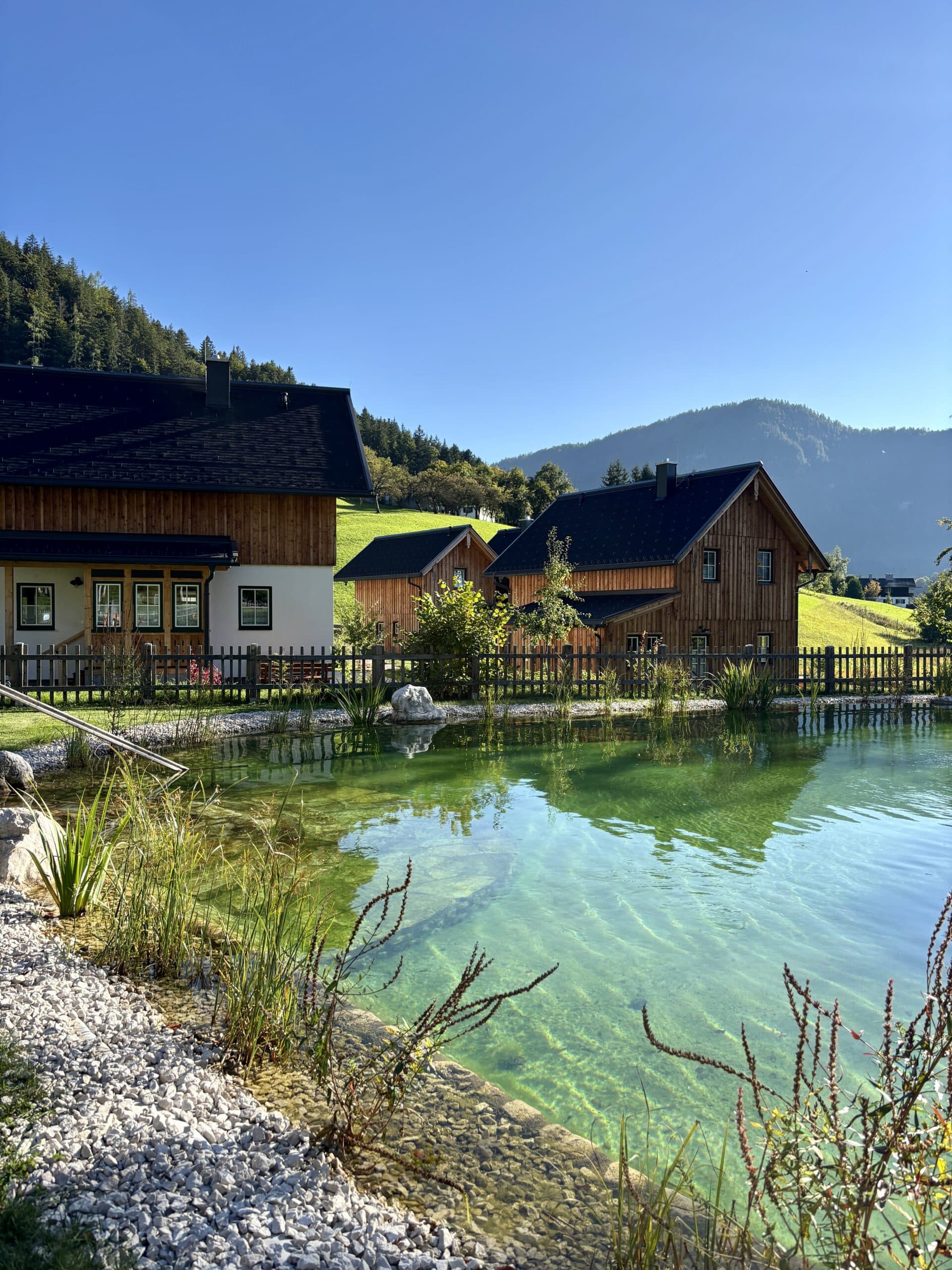 Schwimmteich im Narzissendorf Zloam
