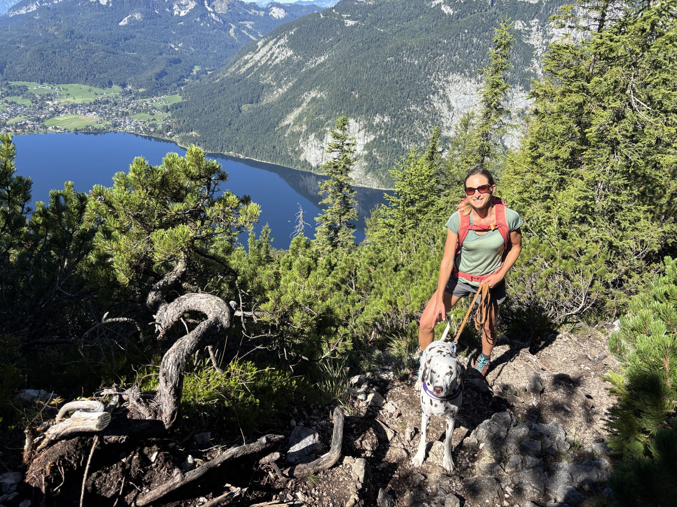 Frau mit Hund auf Wanderweg zum Ahornkogel