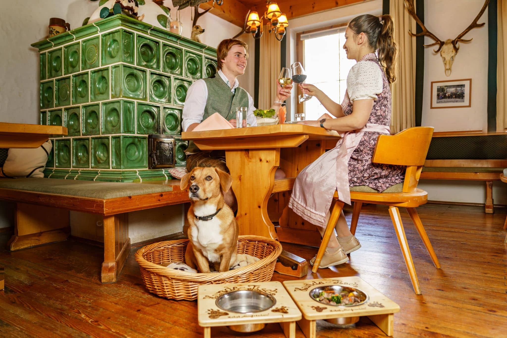 Pärchen beim Abendessen mit Hund im Hotel Almfrieden