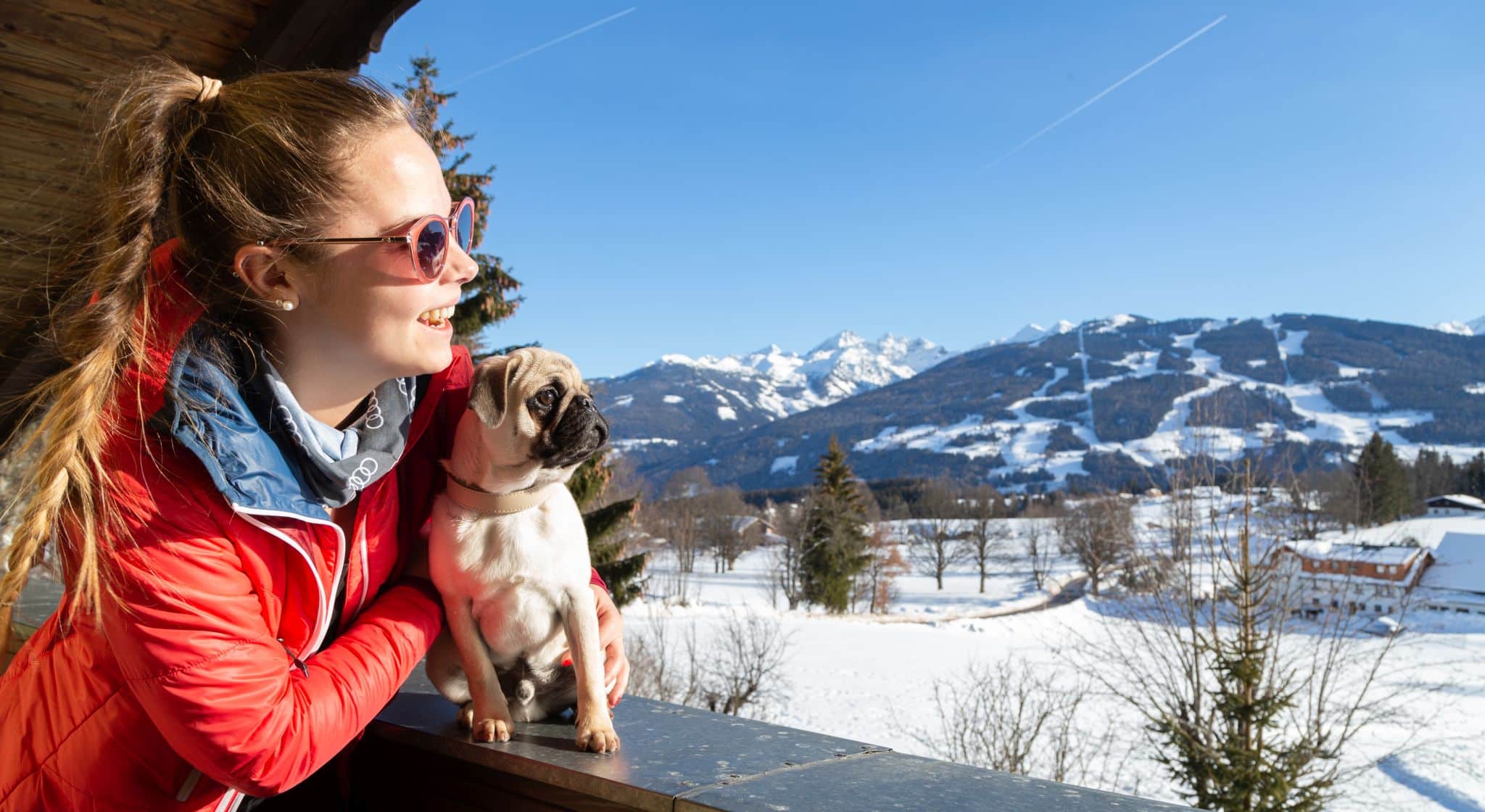 Frau mit Hund; Urlaub im Winter Ramsau a.Dachstein