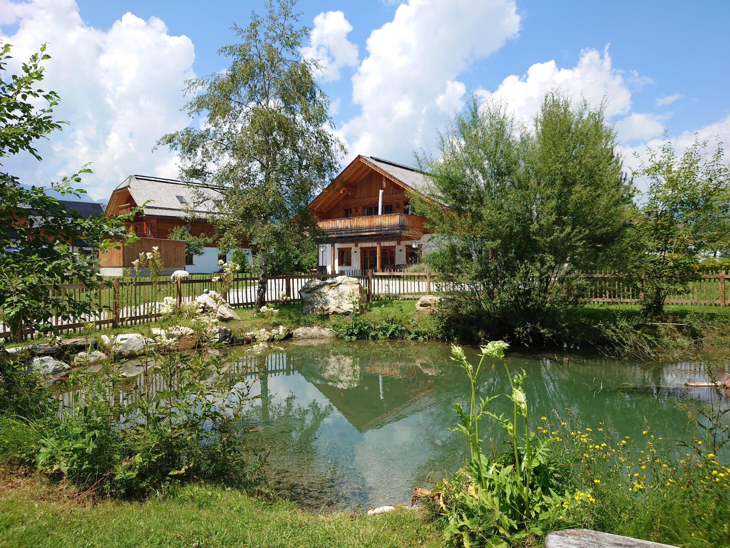 Urlaub mit Hund AlpiNest Feriendorf Lungau Außenansicht, Chalet und Biotop