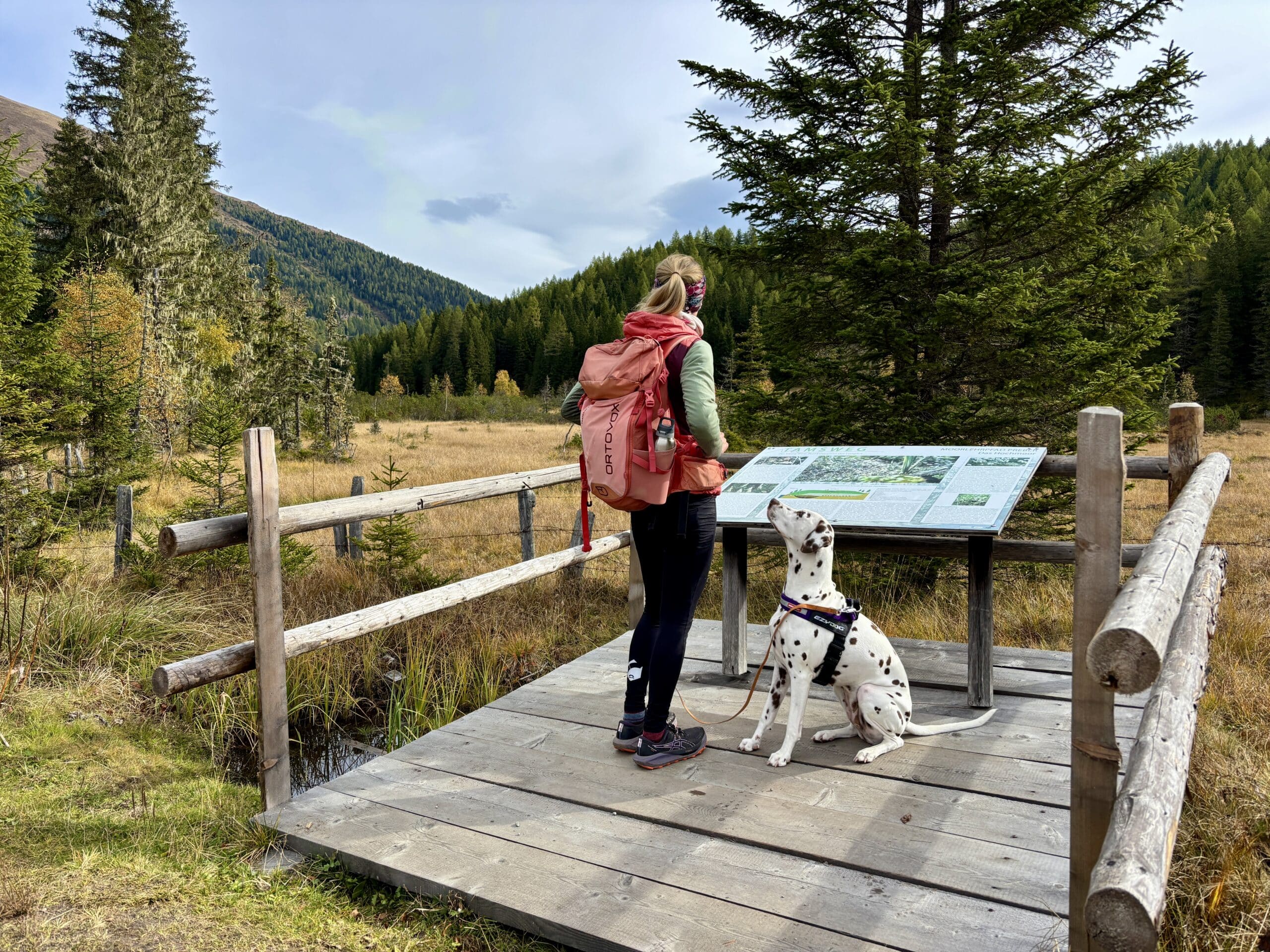 Prebersee, Frau steht mit Hund bei Infotafel