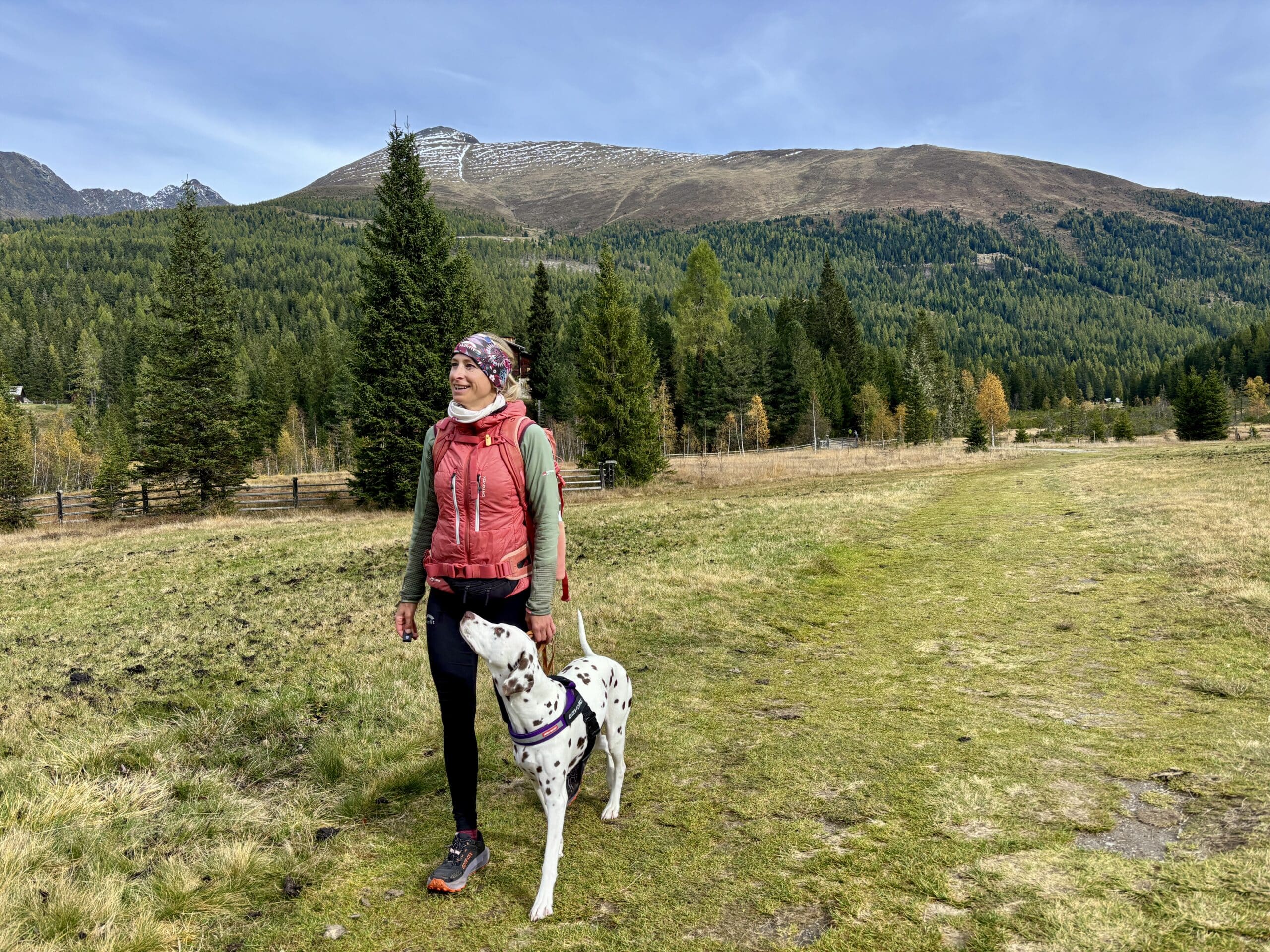 Rundweg Prebersee; Frau wandert mit Hund