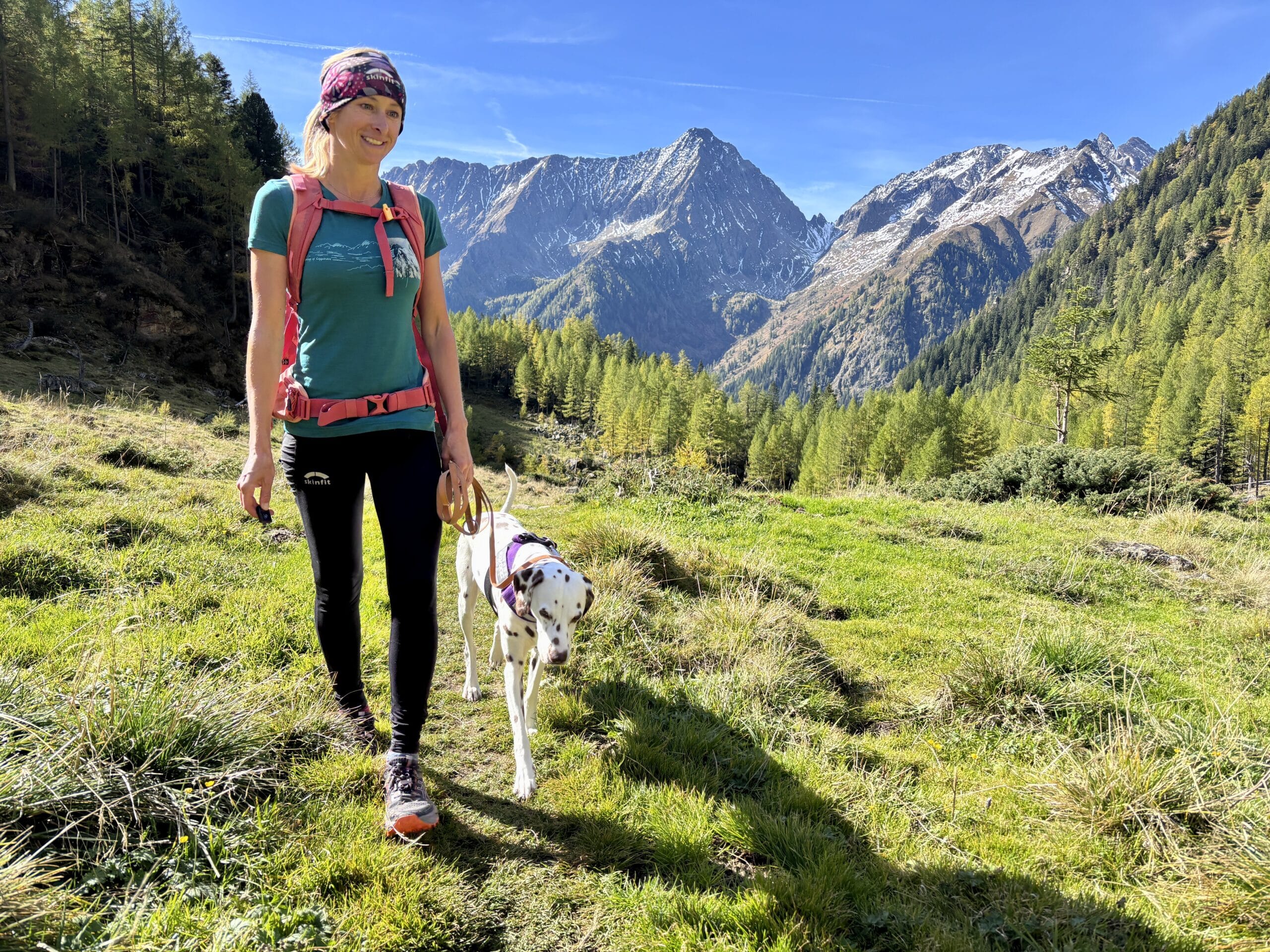 Urlaub mit Hund im Lungau; Frau wandert mit Hund in den Lungauer Bergen