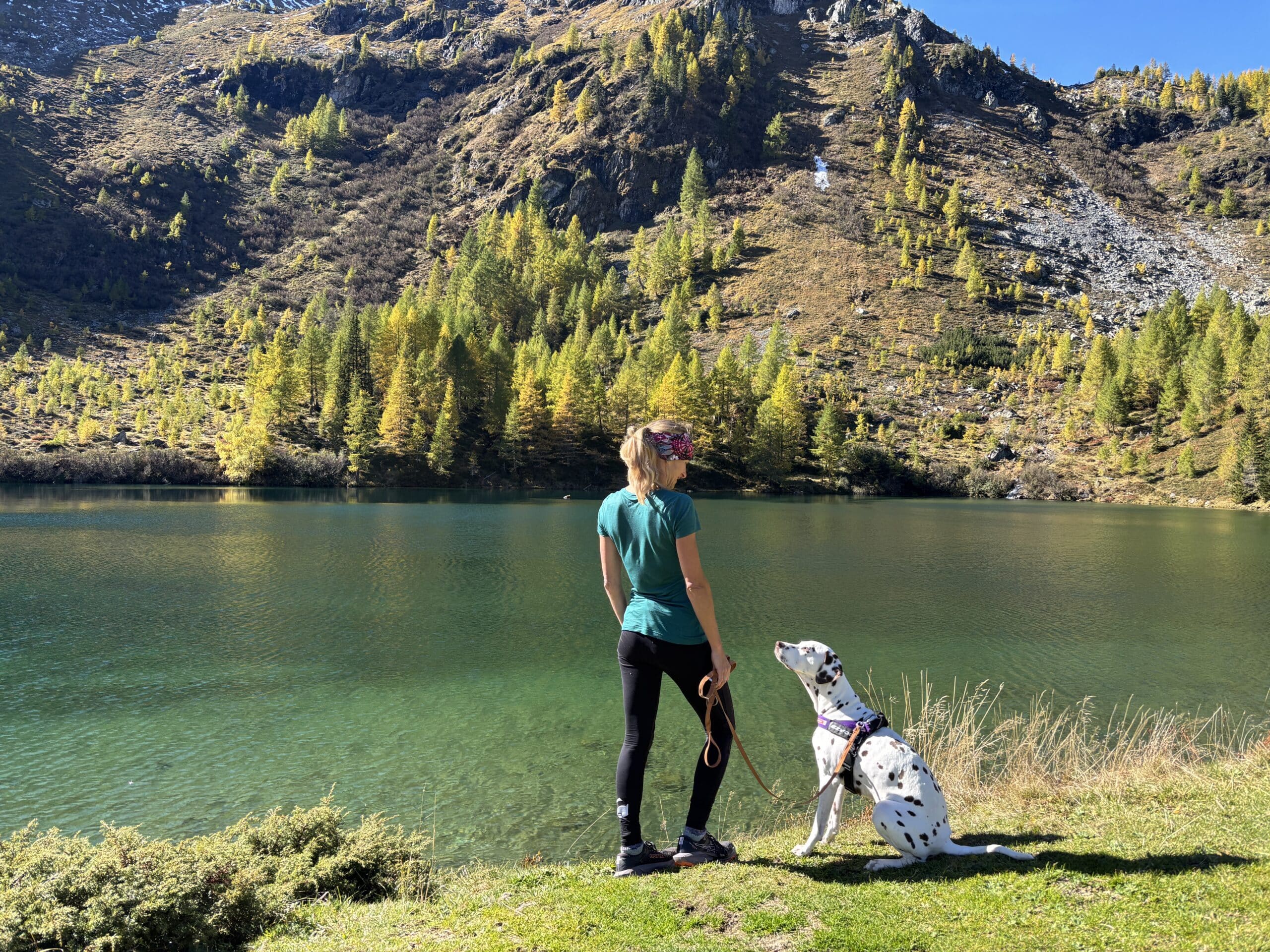 Wirpitschsee, Frau steht mit Hund am Ufer