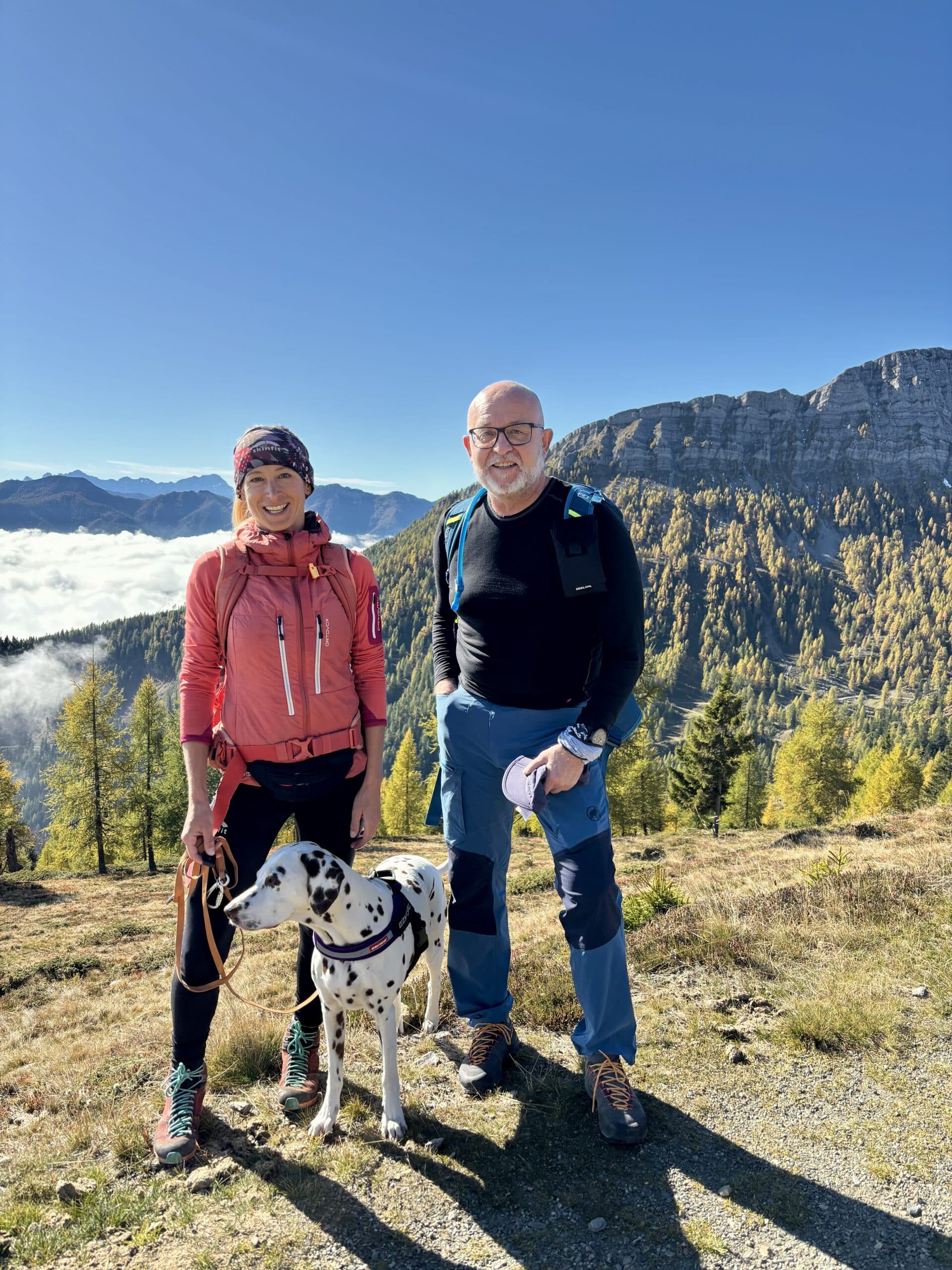 Frau mit Mann und Hund beim Wandern am Goldeck