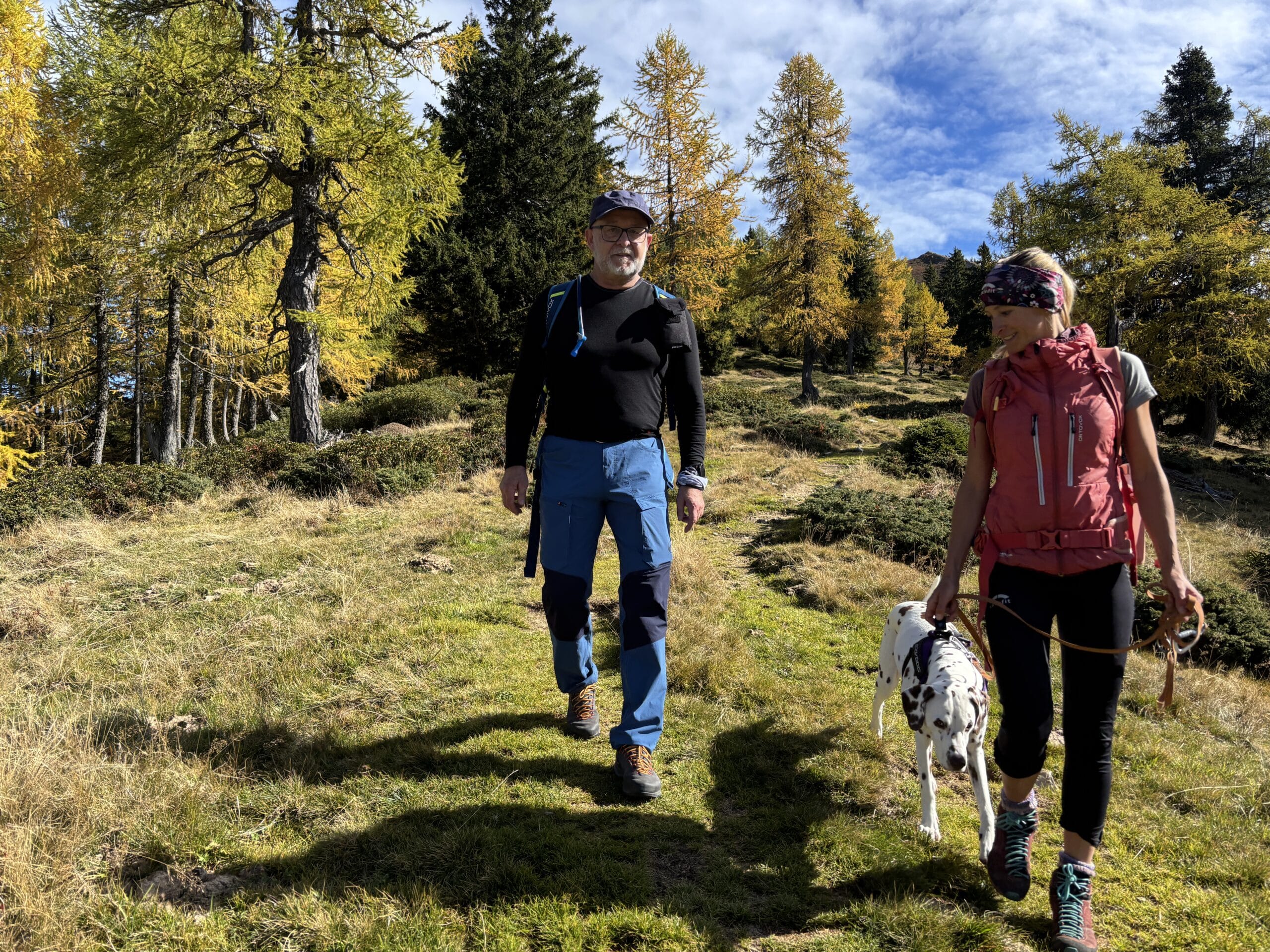 Frau, Mann und Dalamtiner-Hund wandern am Goldeck