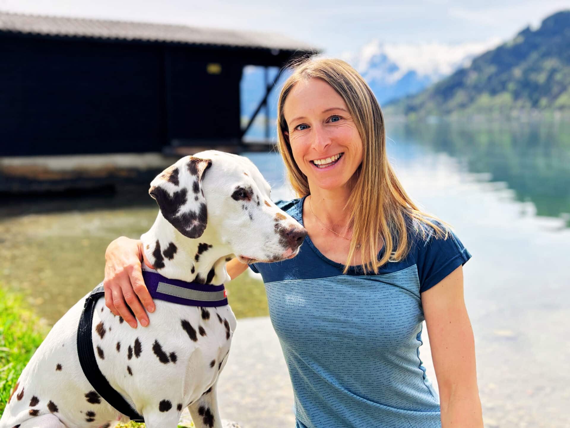 Sonja Stocker Gründerin WauWander mit Hündin Serena