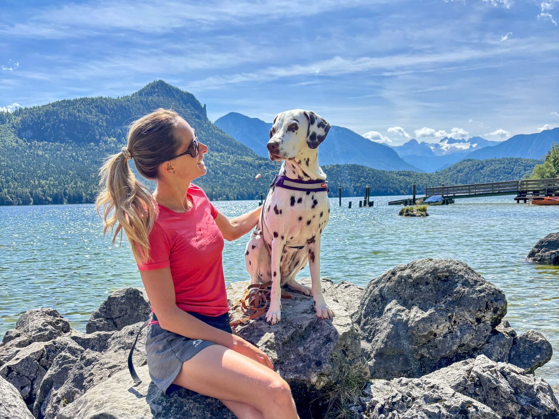 Urlaub mit Hund in Österreich; Die schönsten Plätze; Frau mit Hund am Altausseer See